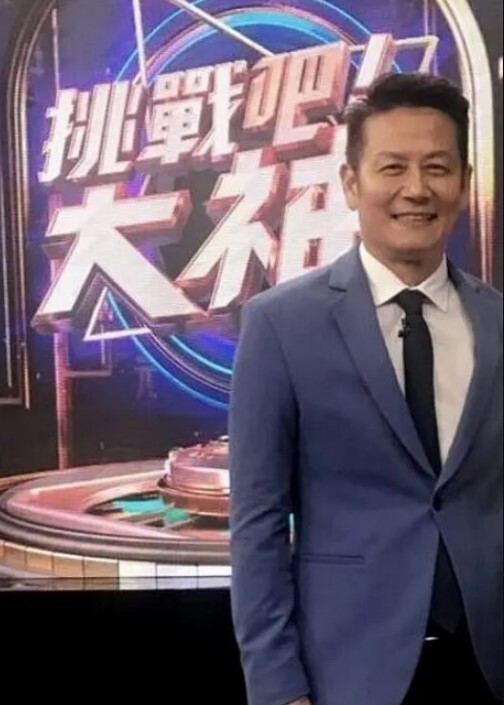 【宾馆盗摄】情侣们开房打炮被摄像头偷拍，荷尔蒙爆棚尽享性爱高潮 - AVBOSS
